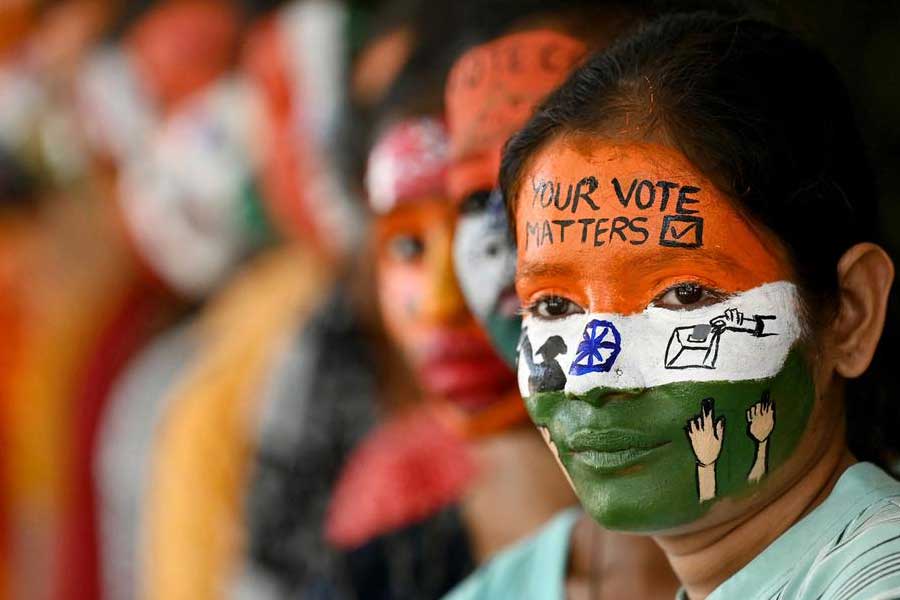 অনেকেই মনে করেন, বিকল্প জীবিকার সন্ধানেই অনেকে অন্য পেশা ছেড়ে দেশের সংসদে যেতে চান। জনমানসে কৌতূহল রয়েছে সাংসদদের বেতন, প্রাপ্য সুযোগসুবিধা নিয়েও। তবে এই বিষয়ে রটনা যত বেশি, ঘটনা ততটাও নয়।