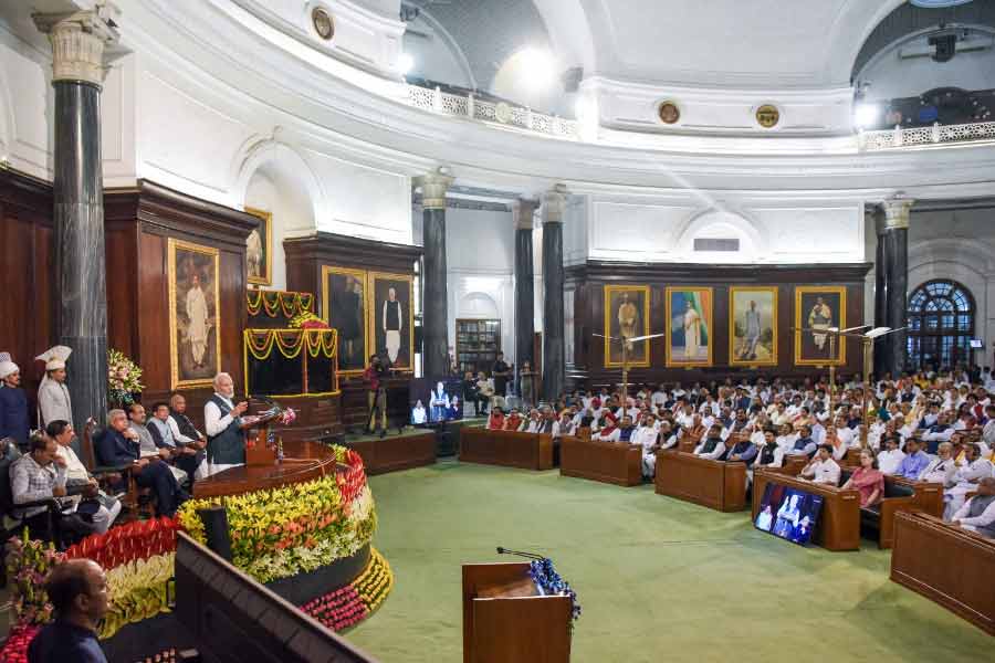 ২০১৮ সালে সংসদের উচ্চকক্ষ রাজ্যসভা এবং নিম্নকক্ষ লোকসভার সদস্যদের মাসিক বেতন বৃদ্ধি করা হয়। বেতনবৃদ্ধির কারণ হিসাবে মুদ্রাস্ফীতি এবং মূল্যবৃদ্ধিকে দায়ী করা হয়েছিল। 