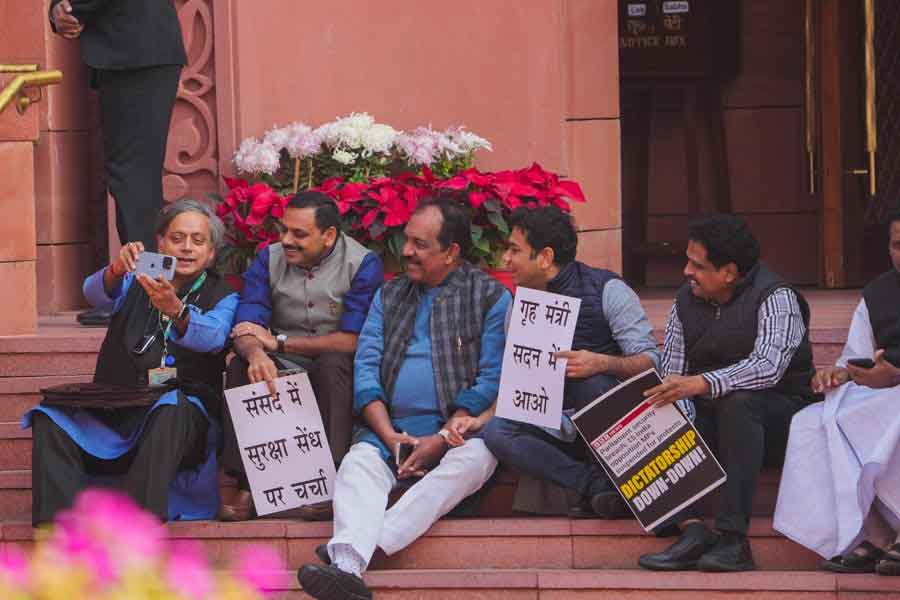 এ ছাড়াও একজন সাংসদ নিজস্ব দফতর চালানোর জন্য মাসে ৬০ হাজার টাকা ভাতা পেয়ে থাকেন। এই টাকায় তিনি নিজের দফতরে কর্মী নিয়োগ করতে পারেন। এই কর্মীরা মূলত সাংসদের অনুপস্থিতিতে বিভিন্ন জরুরি ফোন ধরার কাজ করেন এবং দফতরটিকে সচল রাখেন।