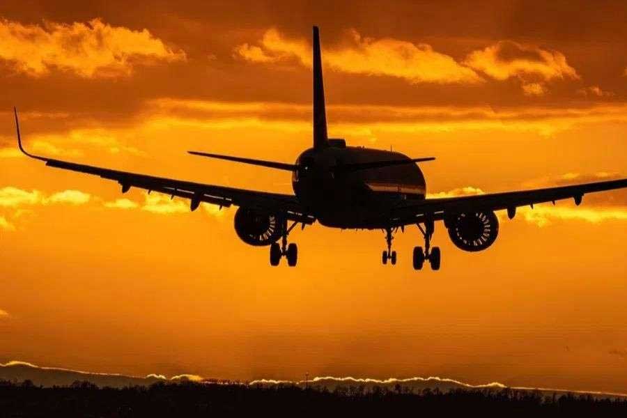 একজন সাংসদ দেশের মধ্যে বছরে ৩৪ বার বিনামূল্যে বিমান সফর করতে পারেন। বিনামূল্যের বিমান সফরে সাংসদের সঙ্গে থাকতে পারেন তাঁর নিকটাত্মীয়েরাও।