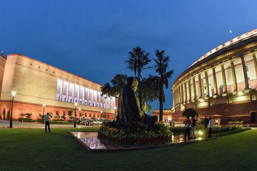 সংসদে উপস্থিত থাকার জন্য সাংসদদের দিল্লিতে থাকতে হয়। প্রত্যেক সাংসদকে রাজধানীর অভিজাত এলাকায় পাঁচ বছরের জন্য বাংলো বাড়ি দেওয়া হয়। তবে বাড়িটির আকার, অবস্থান কেমন হবে, তা নির্ভর করে একজন সাংসদ কত বার নির্বাচিত হয়েছেন, তার উপরে।