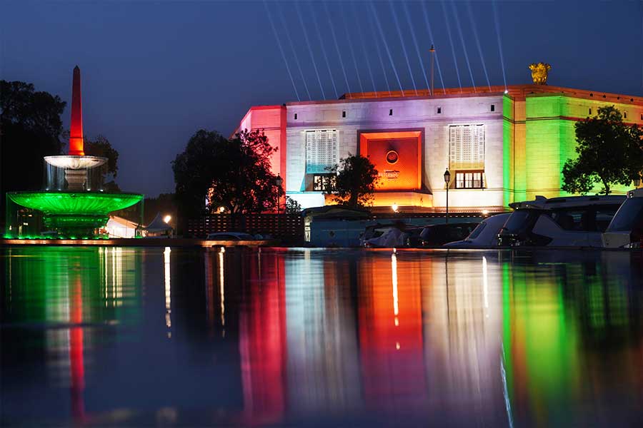 প্রথম বার সংসদে যাওয়া সংসদদের তুলনায় একাধিক বার জয়লাভ করা সাংসদদের বাংলো বাড়ির আকার বৃদ্ধি পায়। দিল্লির সবচেয়ে গুরুত্বপূর্ণ এলাকায় থাকার সুযোগ পান প্রবীণ সাংসদেরা।