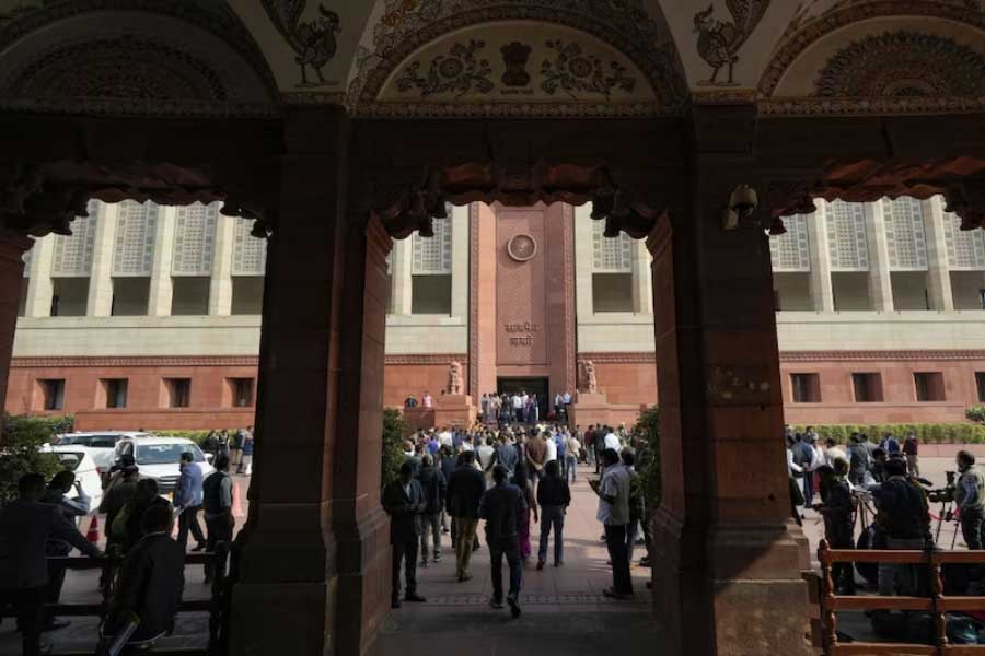 যাঁরা কোনও কারণে সরকারি বাংলো কিংবা হস্টেলে থাকতে চান না, তাঁদের বাড়িভাড়া বাবদ মাসে ২ লক্ষ টাকা দেওয়া হয়। 