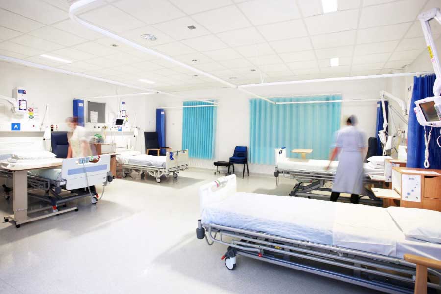 একজন সাংসদ এবং তাঁর নিকটাত্মীয়েরা সরকারি স্বাস্থ্য প্রকল্পের আওতায় বিনামূল্যে চিকিৎসা করাতে পারেন। সে ক্ষেত্রে তাঁদের দেশের যে কোনও সরকারি হাসপাতাল এবং প্রকল্পের আওতাধীন নির্দিষ্ট কিছু বেসরকারি হাসপাতালে যেতে হয়।