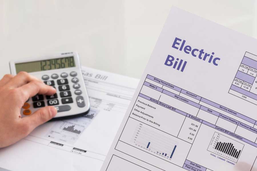 সাংসদেরা বছরে ৫০ হাজার ইউনিট পর্যন্ত বিনামূল্যে বিদ্যুৎ পরিষেবা পেয়ে থাকেন। তা ছাড়াও ওই একই সময়ের মধ্যে একজন সাংসদ বিনামূল্যে চার হাজার কিলোলিটার জল পেয়ে থাকেন। 