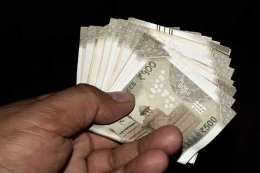 প্রাক্তন সাংসদেরা প্রতি মাসে ২৫ হাজার টাকা পেনশন হিসাবে পেয়ে থাকেন। তবে সাংসদের কার্যকালের মেয়াদ এক বছরের জন্য বাড়লেও পেনশনের পরিমাণ মাসে ২০০০ টাকা করে বৃদ্ধি পায়।