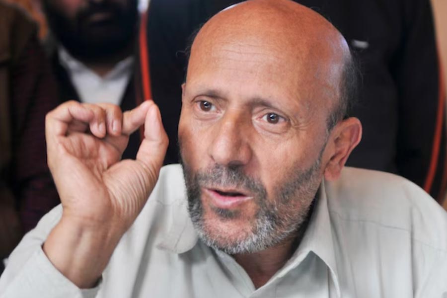 জম্মু ও কাশ্মীর যখন রাজ্য ছিল, তখন সেখানকার মুখ্যমন্ত্রী ছিলেন। সেই ওমর আবদুল্লাকে লোকসভা নির্বাচনে হারিয়েছেন তিনি। তা-ও আবার জেলে বসে। শেখ আবদুল রশিদ জিতেছেন প্রায় চার লক্ষ ভোটে। কত খরচ করেছেন প্রচারে? 