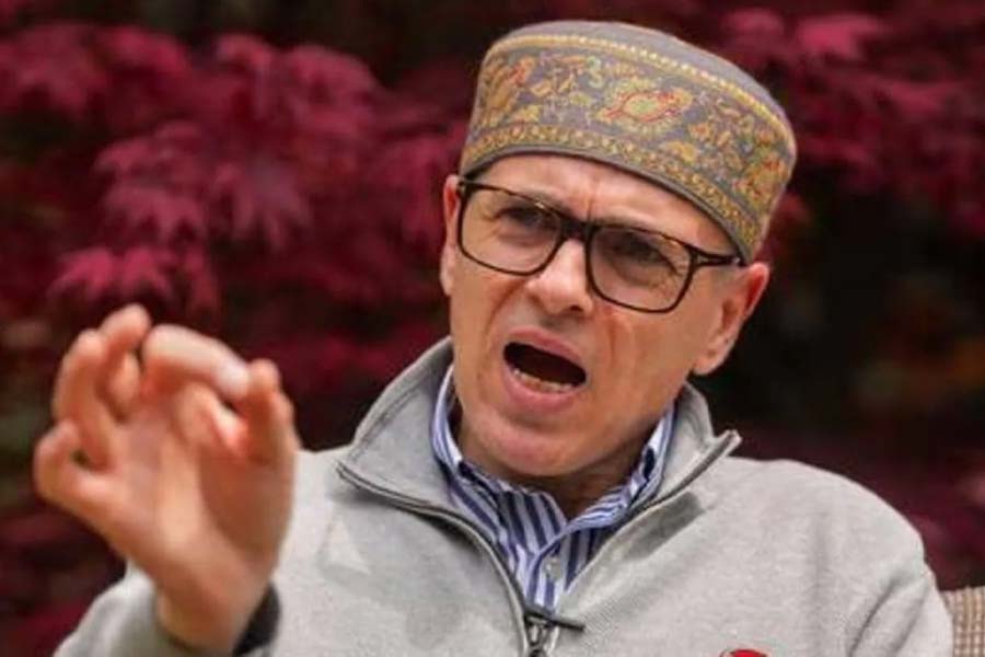 জম্মু ও কাশ্মীরের বারামুল্লা কেন্দ্রে প্রার্থী হয়েছিলেন জে অ্যান্ড কে ন্যাশনাল কনফারেন্স নেতা ওমর। সেখানে তাঁকে প্রায় চার লক্ষ ভোটে পরাজিত করেছেন রশিদ। নির্দল প্রার্থী হয়ে। যদিও এই প্রথম নয়, এর আগেও ভোটে লড়ে জিতেছিলেন রশিদ। তবে জেলে বসে নয়।