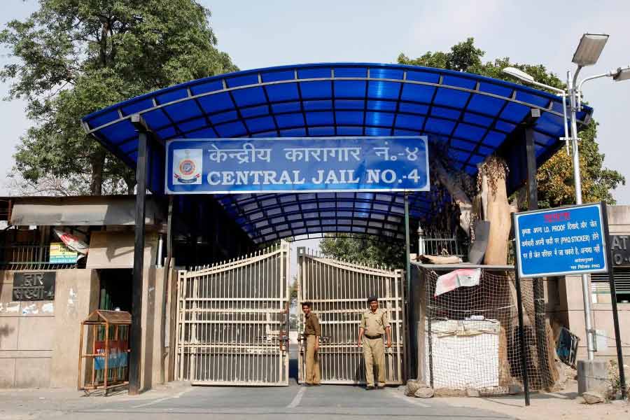 ২০১৯ সালের ৯ অগস্ট থেকে তিহাড় জেলে বন্দি রয়েছেন শেখ রশিদ ওরফে ইঞ্জিনিয়ার রশিদ। প্রায় পাঁচ বছর হয়ে গেল। তাঁর বিরুদ্ধে সন্ত্রাসের খরচ জোগানোর অভিযোগ রয়েছে। 