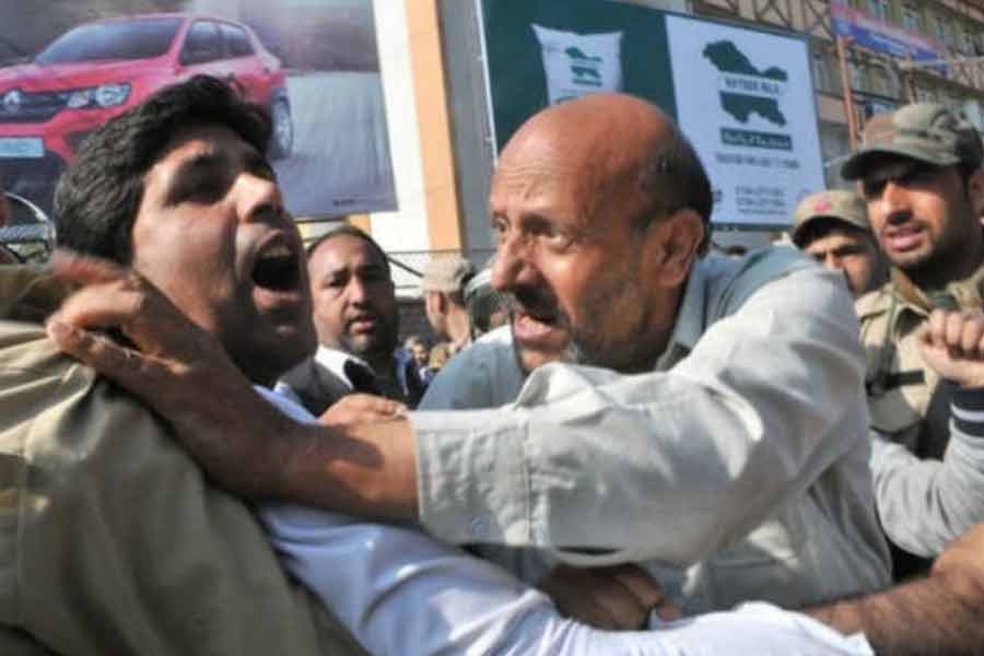 আব্রার জানিয়েছেন, হাজার হাজার স্বেচ্ছাসেবী প্রচারে অনুদান দিয়েছেন। তার ফলে এই বিপুল জয়। 