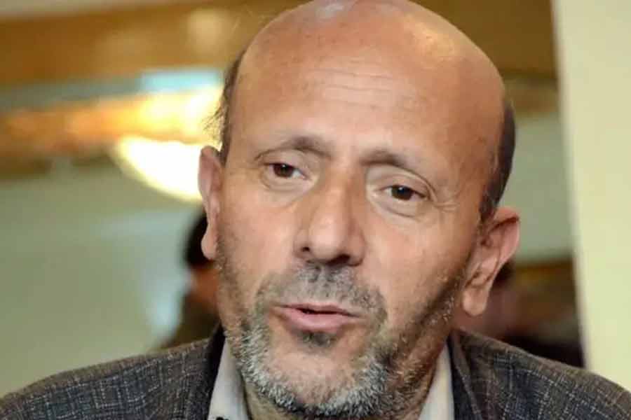 পেশায় ইঞ্জিনিয়ার ছিলেন রশিদ। ২০০৮ সালে চাকরি থেকে ইস্তফা দেন তিনি। সেই কারণেই নাম হয় ইঞ্জিনিয়ার রশিদ। ইস্তফার দেওয়ার পর শুরু করেন বিধানসভা ভোটের প্রচার। মাত্র ১৭ দিন প্রচার করে জিতেছিলেন ভোটে। 