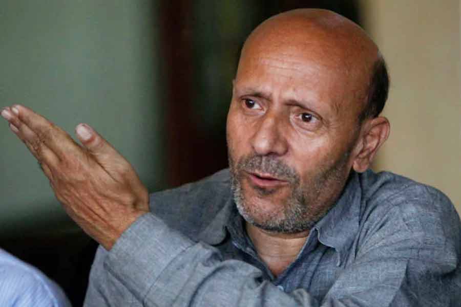 কিন্তু প্রশ্ন উঠছে, রশিদ কি সংসদে শপথগ্রহণ করতে পারবেন? যদিও শপথগ্রহণ করা তাঁর সাংবিধানিক অধিকার, কিন্তু যে হেতু তিনি বন্দি, তাই বাধাও রয়েছে।