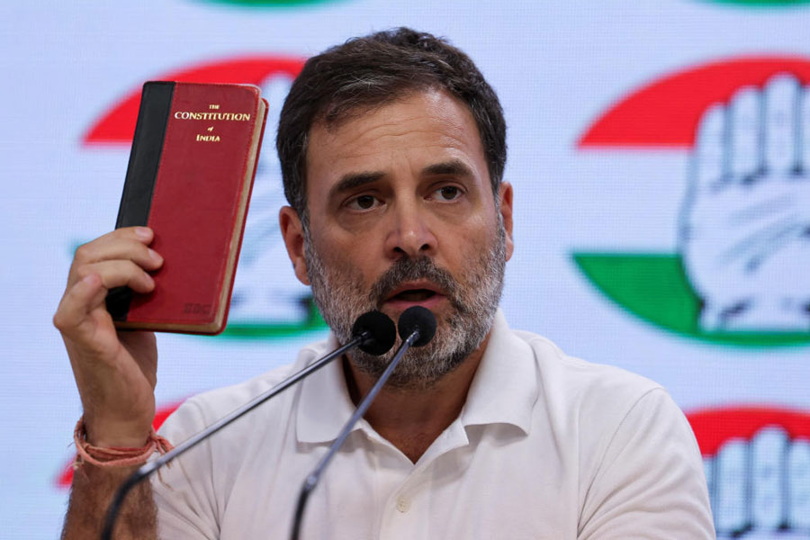 ভোটের ফলের দিন সংবিধান হাতে রাহুল গান্ধী।