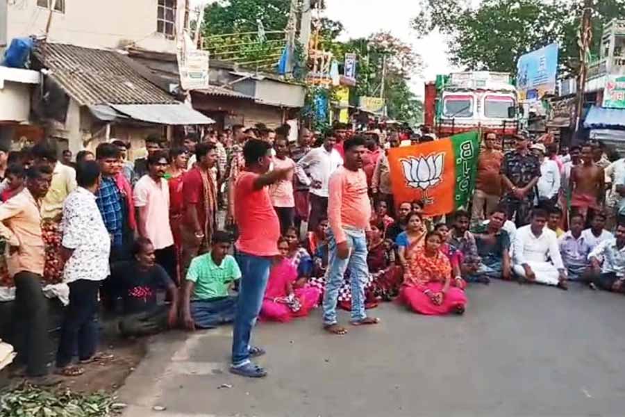 বিজেপির রাস্তা অবরোধ। শুক্রবার বিকেলে খানাকুলে।