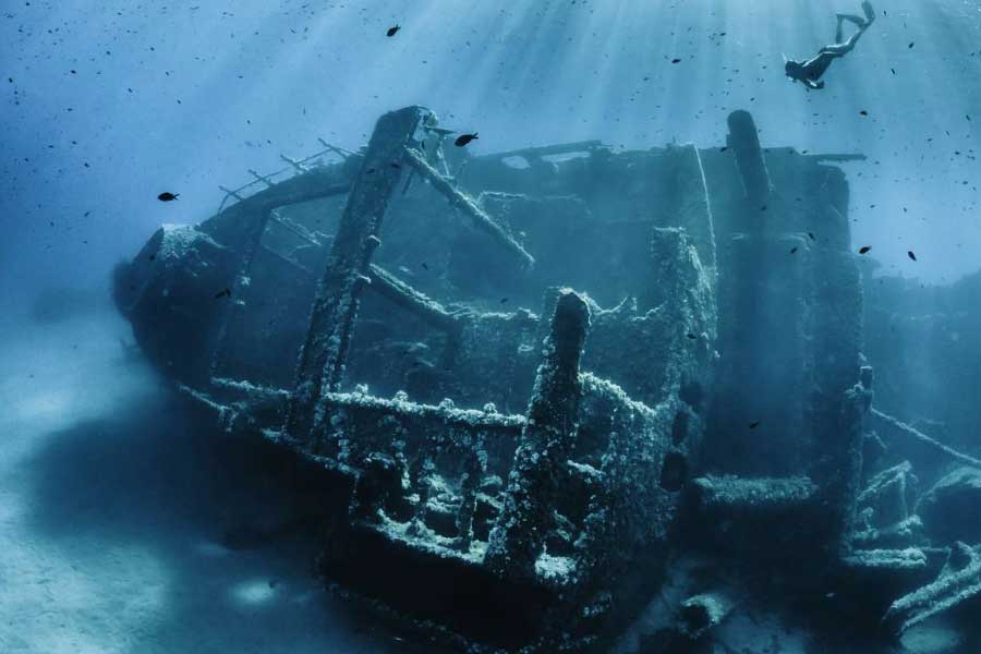 অল্প যুদ্ধেই ধ্বংস হয় সেই জাহাজ। ‘বিপুল’ ধনসম্পদ এবং ছয় শতাধিক যাত্রী নিয়ে সলিলসমাধি হয় তার। এই ঘটনা ঘটে আজ থেকে ৩০০ বছর আগে। ৩০০ বছর পরে সেই জাহাজের খোঁজ পেল এক দেশ।