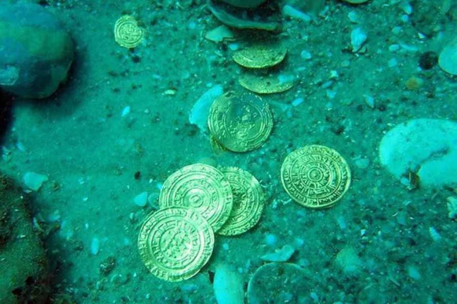 পাশাপাশি রুপোর মুদ্রা এবং কলম্বিয়ার খনি থেকে পান্নাও সংগ্রহ করেছিলেন স্পেন সম্রাটের দূতেরা। আজকের দিনে সেই সব ধনসম্পদের পরিমাণ কম করে ২০০০ কোটি ডলা,র অর্থাৎ টাকার হিসাবে প্রায় ১ লক্ষ ৬৬ হাজার ৯২২ কোটি টাকা। তবে আপাতত তা পড়ে রয়েছে সমুদ্রের অতলে।