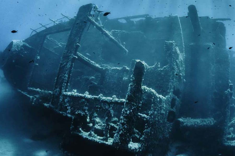 তার পরে জলের তলে কাজ করতে পারে এমন রোবটও পাঠানো হবে জাহাজের ধ্বংসাবশেষের পাশে। ওই সমস্ত রোবট জাহাজের চারপাশে ঘুরে সেটি কী অবস্থায় রয়েছে তার বিশদ তথ্য সংগ্রহ করবে। ছবি তুলবে জাহাজের ধ্বংসাবশেষের অন্দরেরও।