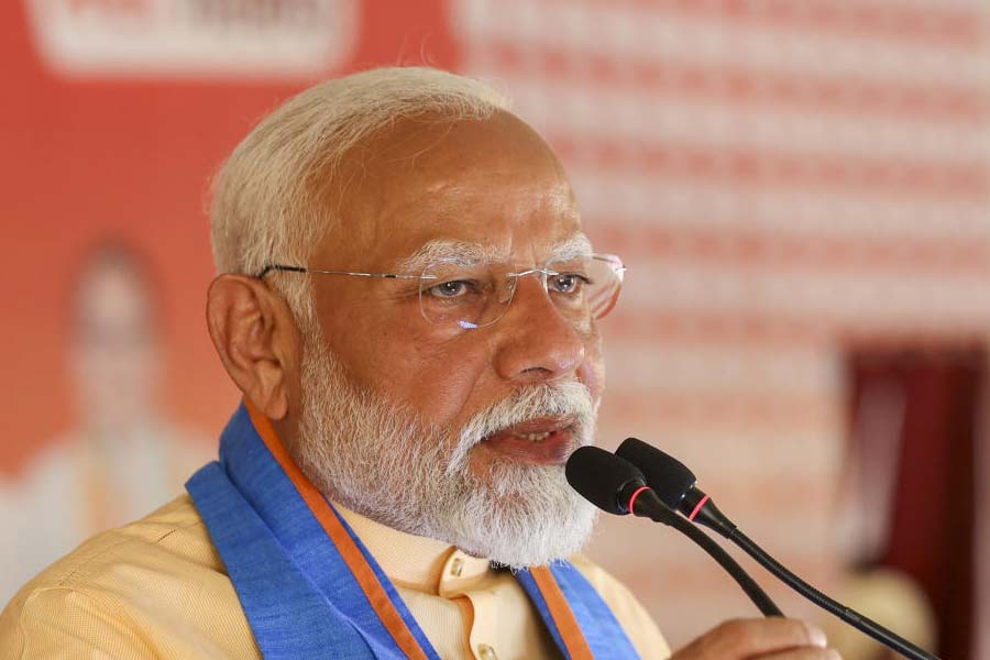 বারাণসী থেকে মোদীর জয়ের ব্যবধান এ বার ১ লক্ষ ৫২ হাজার ৫১৩টি ভোট। শতাংশের হিসাবে যা ১৩.৪৯ শতাংশ। গত দু’বারের চেয়ে এই ব্যবধান বিপুল পরিমাণে কমেছে। অর্থাৎ, আগের চেয়ে অনেক কম ভোট পেয়েছেন মোদী।