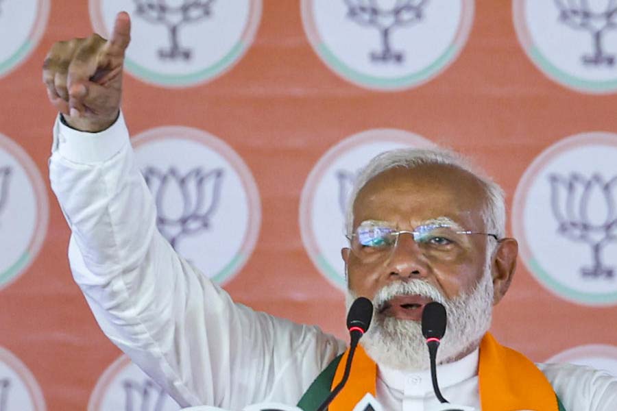 ২০১৪ সালে বারাণসী থেকে ৫.৮১ লক্ষ ভোট পেয়েছিলেন মোদী। ব্যবধান ছিল ৩.৭ লক্ষ। তিনি হারিয়েছিলেন আম আদমি পার্টির সুপ্রিমো অরবিন্দ কেজরীওয়ালকে। সে বার ওই কেন্দ্রে কংগ্রেস অজয় রাইকে প্রার্থী করেছিল।