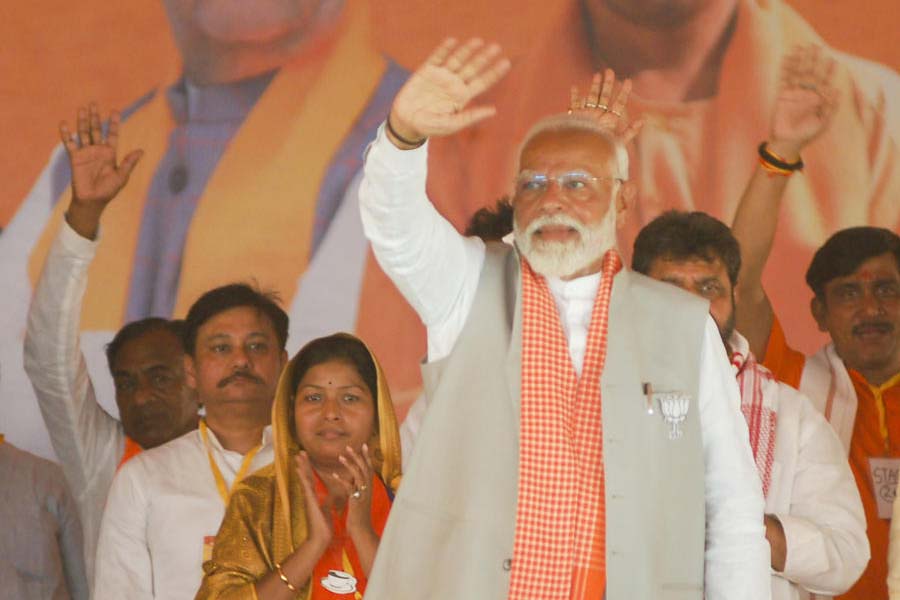 গত দু’বার প্রায় চার লক্ষ এবং পাঁচ লক্ষ ভোটের ব্যবধানে জিতে প্রধানমন্ত্রী হয়েছিলেন মোদী। এ বার আর তা হয়নি। বারাণসী কেন্দ্রেই এ বার তাঁর নিকটতম প্রতিপক্ষ হয়েছেন কংগ্রেসের অজয় রাই।