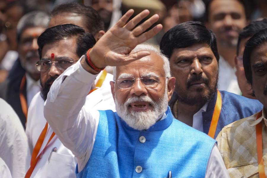 অজয় শুধু মোদীর ভোটের ব্যবধানই কমাননি, গণনা শুরুর পর প্রাথমিক ‘ট্রেন্ডে’ এক বার তাঁকে পিছনেও ফেলে দিয়েছিলেন। অর্থাৎ, বারাণসী কেন্দ্রে বেশ কিছু ক্ষণের জন্য পিছিয়ে ছিলেন স্বয়ং মোদী।