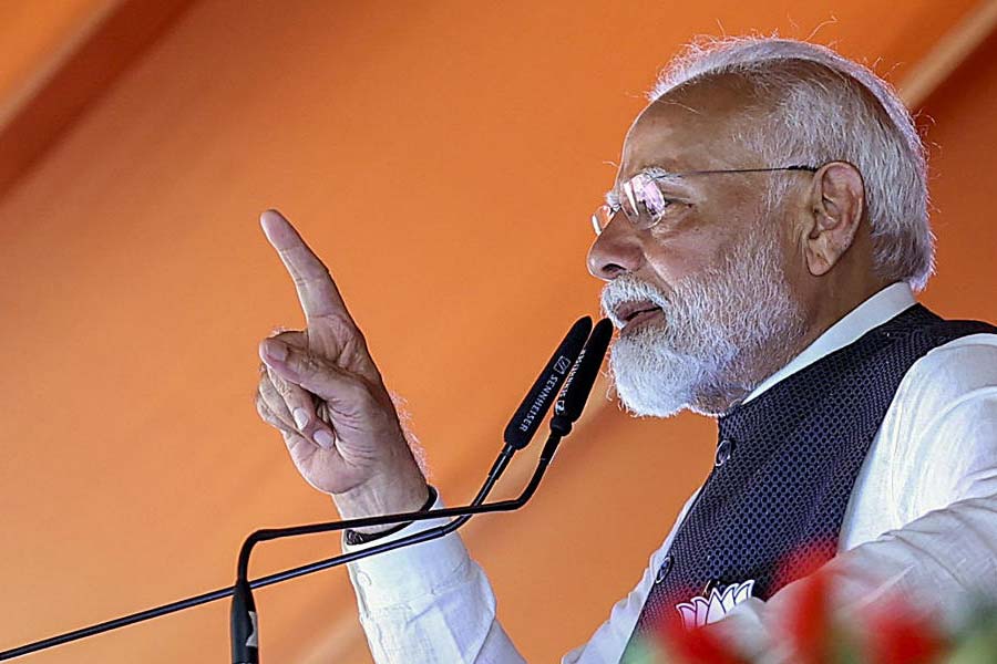 লোকসভা নির্বাচনের নিরিখে এক জন প্রধানমন্ত্রীর পক্ষে দেড় লক্ষ ভোটের ব্যবধানে জয় একেবারেই আশানুরূপ নয় বলে মনে করছেন অনেকে। বিরোধীরা কেউ কেউ দাবি করেছেন, প্রধানমন্ত্রী হওয়ার যোগ্যতা হারিয়েছেন মোদী।