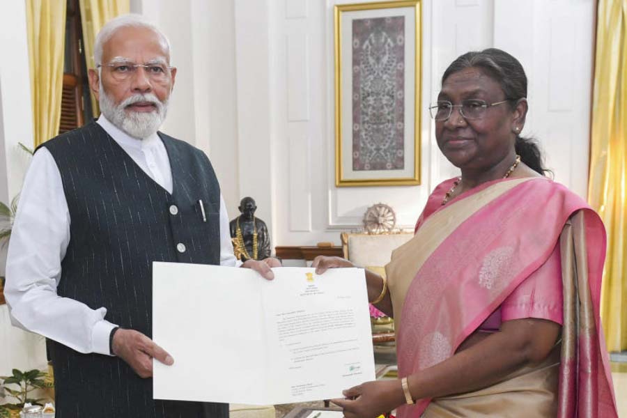 তবে সর্বসম্মতিক্রমেই এনডিএ শিবির পরবর্তী প্রধানমন্ত্রী হিসাবে আবার মোদীকেই বেছে নিয়েছে। রবিবার সন্ধ্যায় তিনি রাষ্ট্রপতি ভবনে তৃতীয় বারের জন্য শপথগ্রহণ করতে চলেছেন।