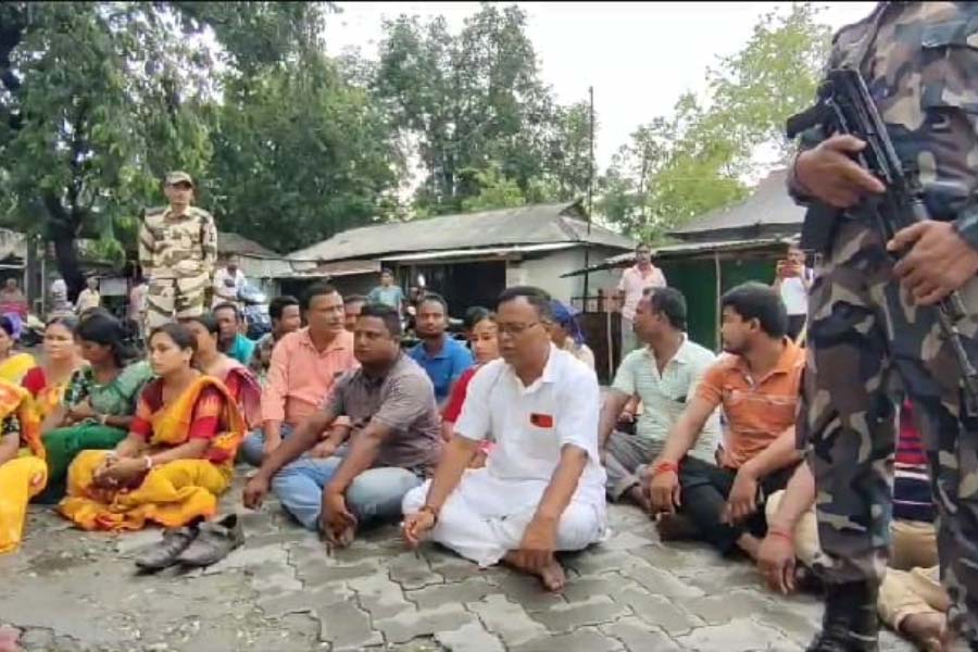 ঘোকসাডাঙা থানার সামনে অবস্থানে বিজেপি বিধায়ক।