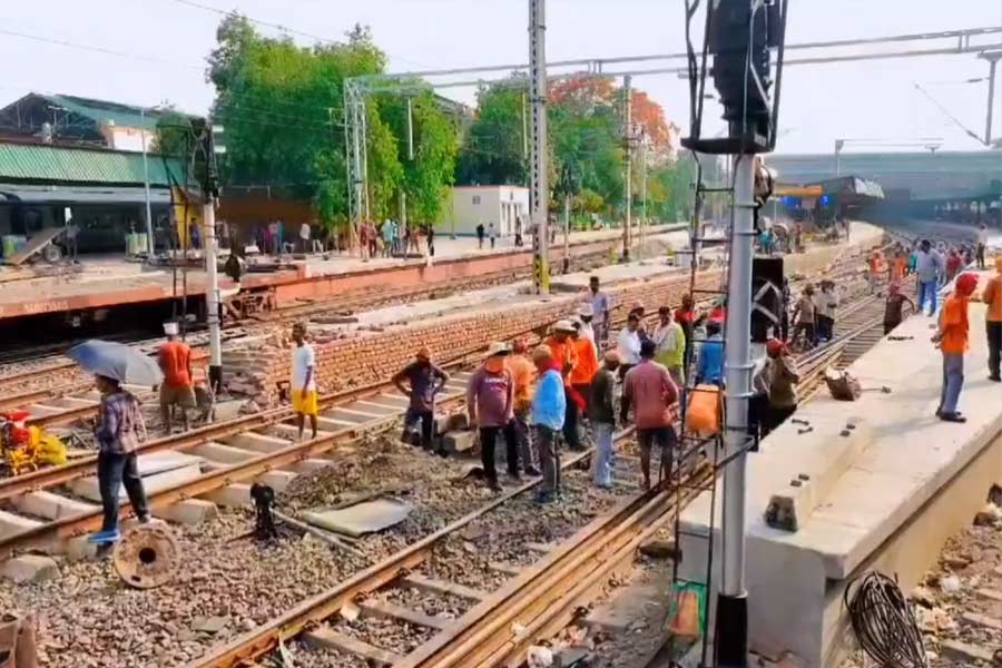 কিন্তু কেন এই পরিস্থিতি? শিয়ালদহ স্টেশনে পাঁচটি প্ল্যাটফর্ম সম্প্রসারণের কাজ চলছে। ওই পাঁচটি প্ল্যাটফর্ম থেকে যাতে ১২ কামরার ট্রেন ছাড়তে পারে, সেই উদ্দেশ্যেই এই কাজ করা হচ্ছে বলে আগেই জানিয়েছিল রেল। 