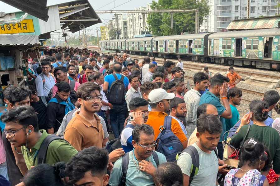 দেরিতে চলছে ট্রেন। ভোগান্তির শিকার যাত্রীরা।