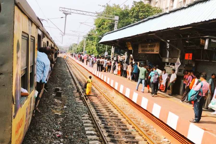 যাত্রীদের বড় অংশ এ জন্য রেলের গাফিলতির দিকেই আঙুল তুলেছেন। অফিস, স্কুল, কলেজ চালু থাকার দিনে এই পরিষেবা নিয়ে ক্ষোভ প্রকাশ করেছেন তাঁরা। যদিও রেল মানতে চায়নি। তাদের তরফে জানানো হয়, সংবাদপত্রে বিজ্ঞাপন দিয়ে পরিষেবার বিষয়ে জানানো হয়েছে। সমাজমাধ্যমেও এই সংক্রান্ত তথ্য পোস্ট করা হয়েছে।