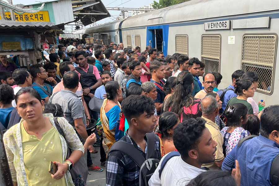 এক-একটি স্টেশনে দীর্ঘ ক্ষণ দাঁড়িয়ে ছিল ট্রেন। কোনও কোনও স্টেশনে ১০ থেকে ১৫ মিনিটও দাঁড়িয়ে থেকেছে। কিছু ট্রেন আবার সিগন্যাল না পেয়ে দুই স্টেশনের মাঝে দাঁড়িয়ে থেকেছে। 