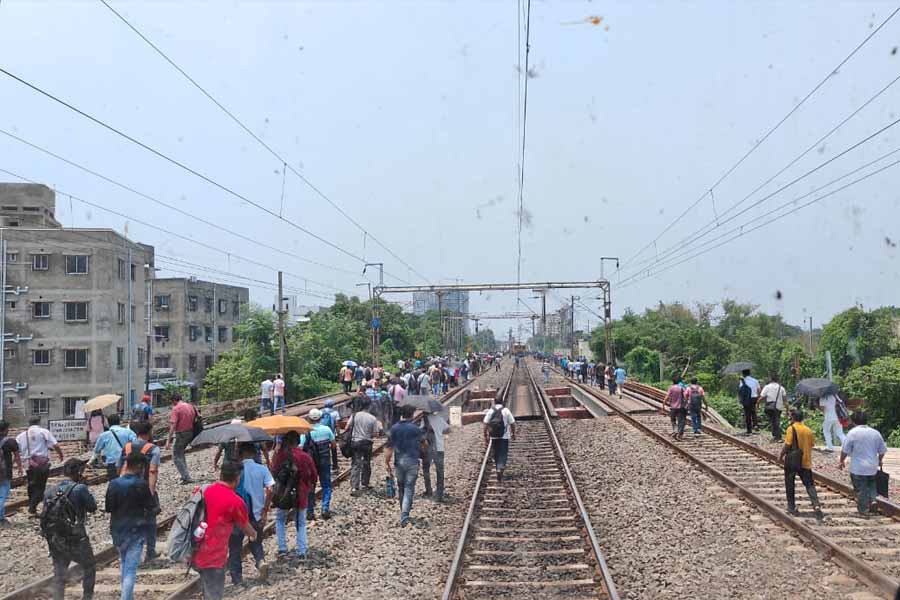 এর মধ্যে ট্রেন কম চলার কারণে ভিড়ের চাপ ছিল খুব বেশি। অনেক যাত্রী ট্রেনে চাপতে পারেননি। এই গরমে দীর্ঘ ক্ষণ ট্রেনের ভিতরে থেকে নাস্তানাবুদ অবস্থা নিত্যযাত্রীদের। অন্য দিকে, সময় মতো ট্রেন না আসায় সব স্টেশনেই বৃদ্ধি পেয়েছে ভিড়। তৈরি হয়েছে বিশৃঙ্খলা।