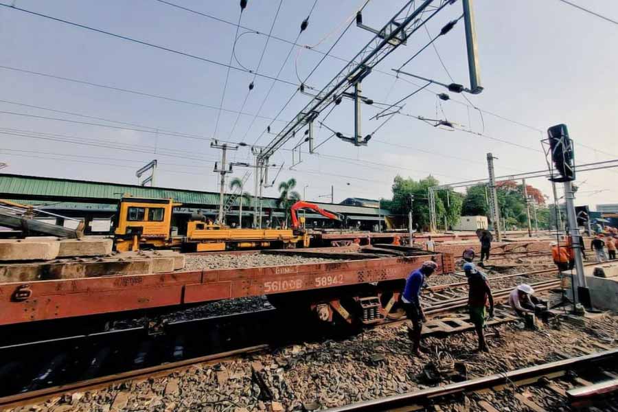 প্ল্যাটফর্ম সম্প্রসারণের কাজের প্রভাব দক্ষিণ শাখায় পড়েনি। সেখানে ট্রেন পরিষেবা স্বাভাবিক আছে। কিন্তু মেন ও উত্তর শাখায় পরিষেবায় বদল আনা হয়েছে। 