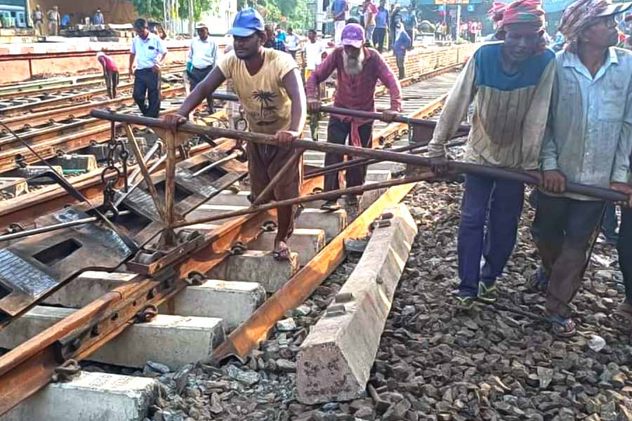 গত বুধবার প্ল্যাটফর্ম সম্প্রসারণের কাজের কথা সাংবাদিক বৈঠক করে জানিয়েছিলেন দীপক। পরিষেবায় বদল আনার কথা জানানো হলেও, কোন কোন ট্রেন বাতিল বা কোন কোন ট্রেনের যাত্রাপথ নিয়ন্ত্রণ করা হবে, সেই সংক্রান্ত কোনও নির্দেশিকা বৃহস্পতিবার মধ্যরাত পর্যন্ত রেলের তরফে প্রকাশ করা হয়নি। তাতেই বিভ্রান্তি। 