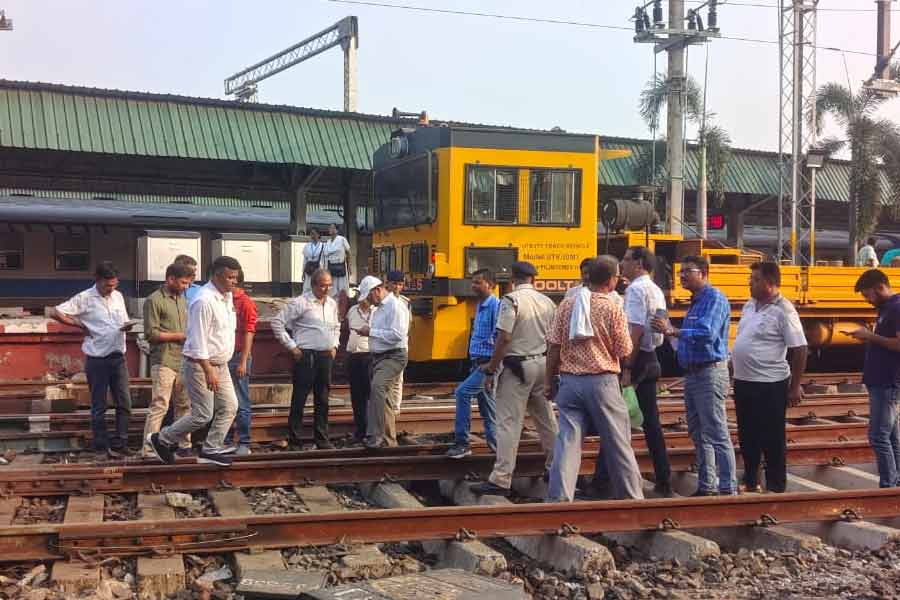 পূর্ব রেলের মুখ্য জনসংযোগ আধিকারিক কৌশিক মিত্র জানিয়েছেন, সংবাদপত্রে রেলের তরফে বিজ্ঞাপন দিয়ে পরিষেবা সংক্রান্ত সকল তথ্য জানানো হয়েছে। তা মানতে চাননি যাত্রীরা। তাঁদের অভিযোগ, শুক্রবার সকালের সংবাদপত্রে এই বিজ্ঞাপন প্রকাশিত হয়েছে। তত ক্ষণে বহু যাত্রী বাড়ি থেকে বেরিয়ে গিয়েছেন।