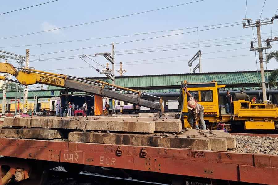 এ বার প্রশ্ন উঠছে, কবে শেষ হবে এই ভোগান্তি? এ ভাবে আর কত দিন যাতায়াত করতে হবে? 