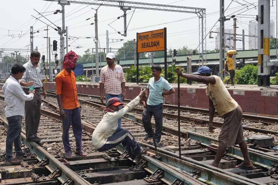 শুক্রবার পূর্ব রেল (শিয়ালদহ)-এর ডিভিশনাল রেলওয়ে ম্যানেজার দীপক নিগমের তরফে এক্স (সাবেক টুইটার)-এ জানানো হয়েছে, শিয়ালদহ স্টেশনে পরিকাঠামো উন্নয়নের কাজ দ্বিতীয় পর্যায়ে পৌঁছেছে। প্রযুক্তি, বিদ্যুৎ, অপারেশন, সিগন্যাল, টেলিকম বিভাগ এই কাজের সঙ্গে যুক্ত। এই নিয়ে শনিবারও এক্সে একটি পোস্ট দিয়েছে ডিআরএম। সেখানেও কাজের একটি ভিডিয়ো পোস্ট করা হয়েছে। 
