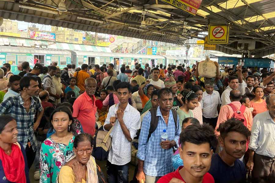 শনিবার যাত্রীদের ভোগান্তি আরও বৃদ্ধি পেয়েছে বলে অভিযোগ। শিয়ালদহ উত্তর এবং মেন শাখায় যে সব ট্রেন চলাচল করে, সেগুলি প্রায় সবই দেরিতে ছেড়েছে। লাইনে সামনে আগের ট্রেন দাঁড়িয়ে থাকায় থেমে থেমে চলেছে। দেরিতে পৌঁছেছে গন্তব্যে।