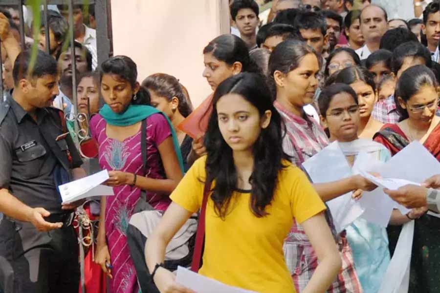 নিটের ফল প্রকাশিত হওয়ার পর থেকেই বিতর্ক শুরু হয়েছে। অভিযোগ, বড়সড় দুর্নীতি হয়েছে এ বারের নিটে। আগে থেকে পরীক্ষার প্রশ্নপত্র ফাঁস হয়ে গিয়েছিল বলেও দাবি করেছেন অনেকে।