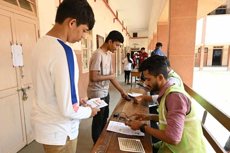 কিন্তু নিটের ফল নিয়ে এত শোরগোল হচ্ছে কেন? কিসের ভিত্তিতে দুর্নীতির অভিযোগ আনা হচ্ছে? এই ধরনের সর্বভারতীয় পরীক্ষায় প্রশ্নপত্র ফাঁস কি সম্ভব?