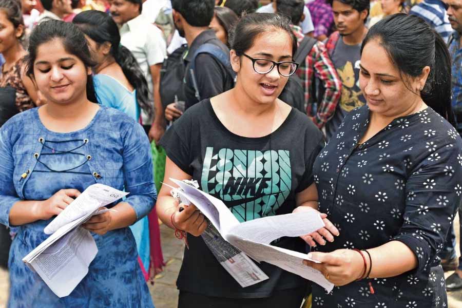 নিটের ফলে প্রথম অসঙ্গতি র‌্যাঙ্ক বিভাজন। এ বারের পরীক্ষায় মোট ৬৭ জন প্রথম হয়েছেন। অর্থাৎ, তাঁদের সকলের অল ইন্ডিয়া র‌্যাঙ্ক ১। যা এই পরীক্ষার ইতিহাসে প্রথম।