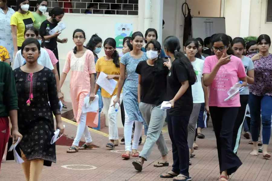 গত দু’বছরের নিটে প্রথম স্থান অধিকার করেছিলেন দুই থেকে তিন জন। সেখানে এ বারে একসঙ্গে ৬৭ জন প্রথম হওয়ায় শুরুতেই খটকা লাগে। এর আগে পর্যন্ত নিটে প্রথম স্থান অধিকার করেছিলেন সর্বোচ্চ চার জন।