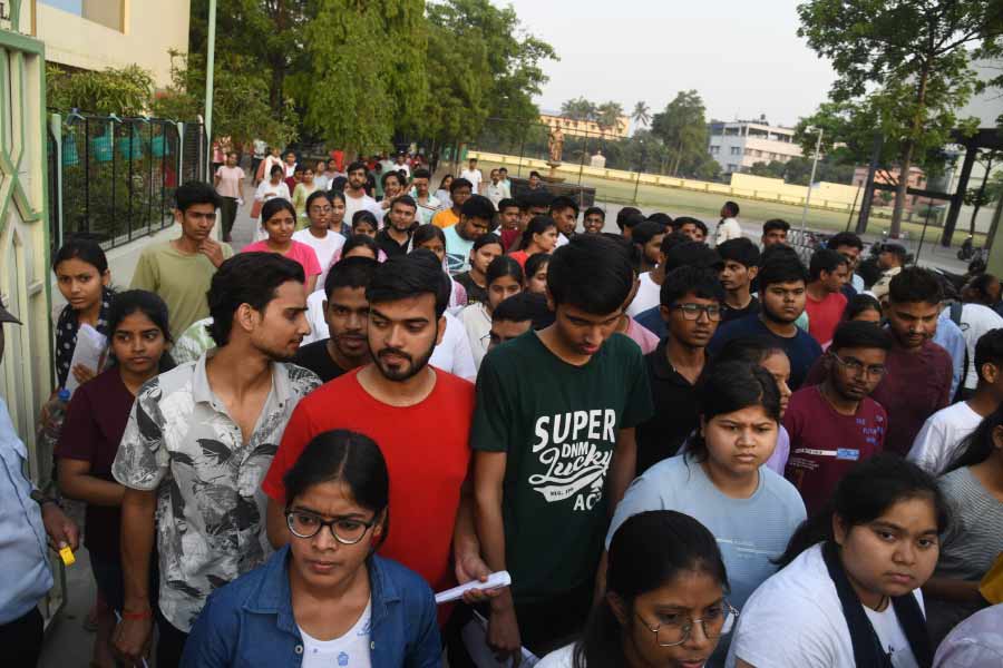 অভিযোগ, এ বারের নিটে কেউ কেউ ৭১৮ এবং ৭১৯ নম্বরও পেয়েছেন। নিটের নম্বর দেওয়ার নিয়ম অনুযায়ী যা সম্ভব নয়। তবে কি নিয়ম-বহির্ভূত ভাবে ওই ছাত্রছাত্রীদের নম্বর দেওয়া হয়েছে? প্রশ্ন উঠেছে তা নিয়েও।