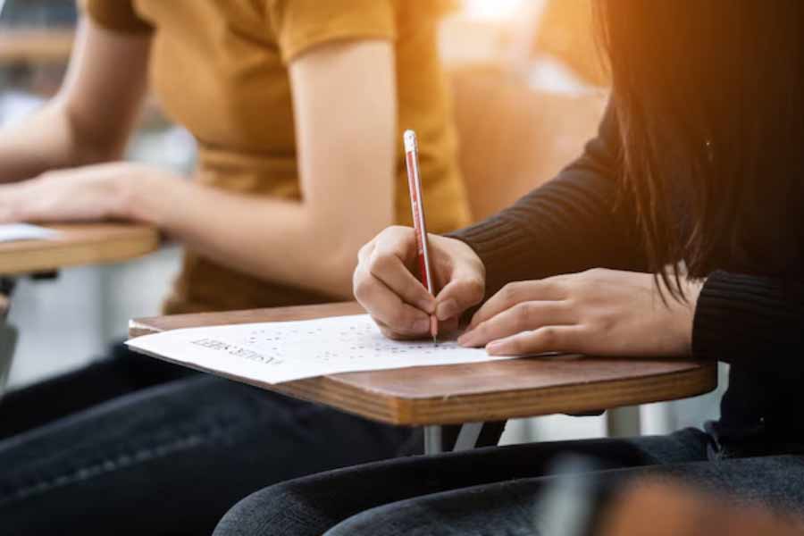 কেউ ১৮০টি প্রশ্নের উত্তর ঠিক লিখলে ৭২০ নম্বর পাবেন। আবার, ১৭৯টি ঠিক উত্তর লিখে এবং একটি প্রশ্নের উত্তর ছেড়ে দিলে পাবেন ৭১৬। কেউ যদি ১৭৯টি ঠিক লিখে একটি প্রশ্নের উত্তর ভুল লেখেন, সে ক্ষেত্রে তাঁর ৭১৫ (৭২০-৫) পাওয়ার কথা।