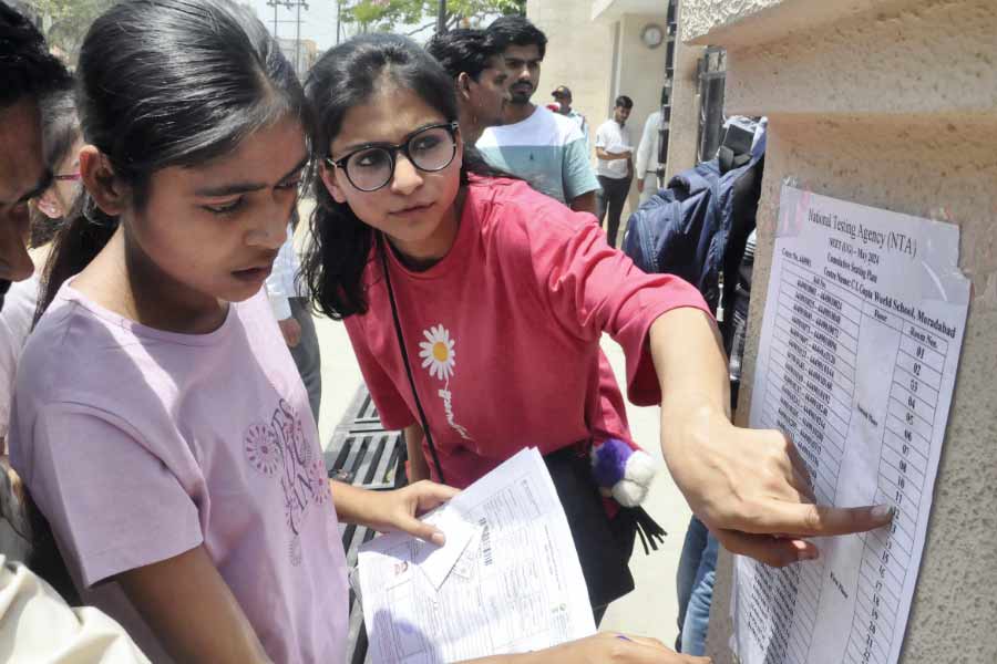 এ প্রসঙ্গে এনটিএ-র যুক্তি, কয়েক জন পরীক্ষার্থী পরীক্ষাকেন্দ্রে পৌঁছতে দেরি করেছিলেন। তাঁরা অপেক্ষাকৃত কম সময় পেয়েছেন। তাই তাদের বাড়তি কিছু নম্বর দেওয়া হয়েছে। এনটিএ-র এই অদ্ভুত যুক্তি মানতে নারাজ বিক্ষুব্ধ পরীক্ষার্থীরা।