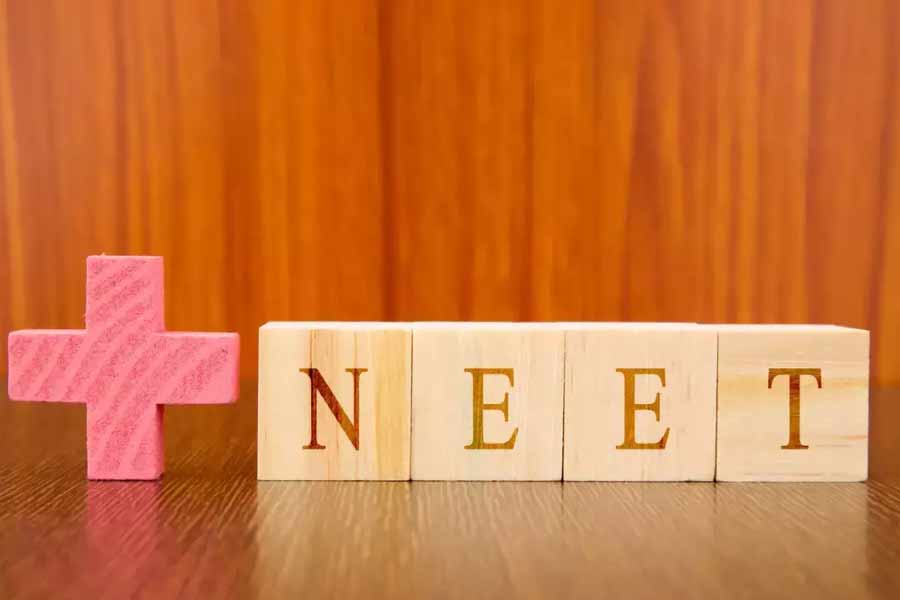 নিটের ফলপ্রকাশের পর দেখা গিয়েছে, যে ৬৭ জন ৭২০ নম্বর পেয়েছেন, তাঁদের মধ্যে আট জন একই পরীক্ষাকেন্দ্রে পরীক্ষা দিয়েছেন। একে নিছক কাকতালীয় ঘটনা বলতে মানতে নারাজ বিক্ষুব্ধেরা।