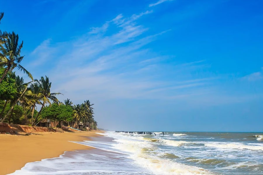 পুদুচেরির সৈকতে ঘুরতে পারেন হাতে হাত ধরে।