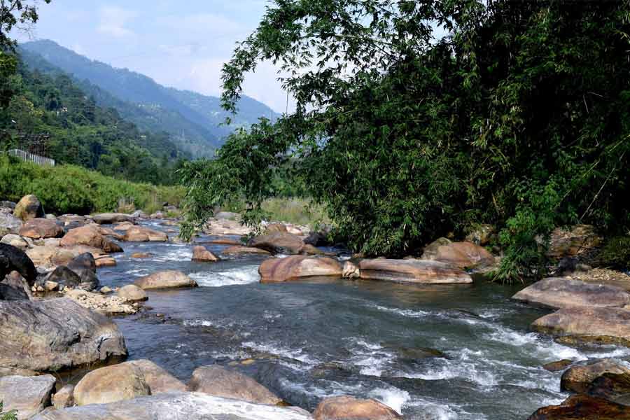 বিজনবাড়িতে নদীর ধারে বসেই ঘণ্টার ঘণ্টা কাটিয়ে দেওয়া যায় যুগলে।