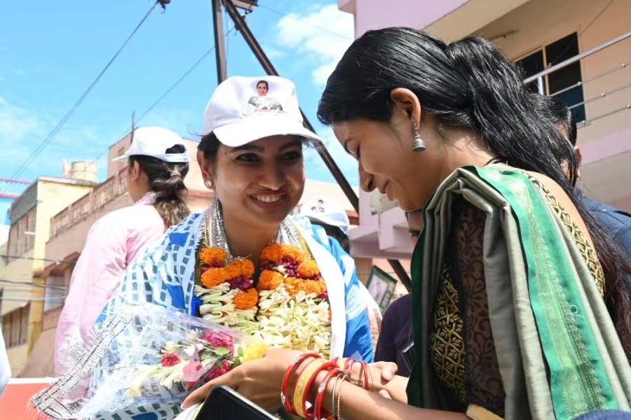 ২০২৪ সালের বিধানসভা ভোটে মোকিমের বদলে সোফিয়াকে টিকিট দিয়েছিল কংগ্রেস। তাদের পরিকল্পনা সফলও হয়েছে। এই প্রসঙ্গে সোফিয়া সংবাদমাধ্যমকে জানিয়েছেন, তাঁর বাবা লড়তে পারবেন না জেনে, তাঁদের বাড়িতে জড়ো হয়েছিলেন প্রায় ৫০০ সমর্থক। তাঁদের অনুরোধেই রাজি হন সোফিয়া।